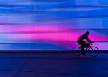 Zabawny zanurk w zajęcia ze spinningu: Moje pierwsze spotkanie z dwoma kołami, 45 minutami i dźwiękami 50 Cent’a.