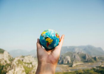 Zalety i wady podróżowania z towarzyszami vs. podróżowania solo