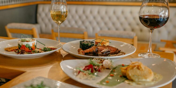 7 Interpretacji Tatarów: Od Tradycyjnej Wołowiny do Innowacyjnego Awokado